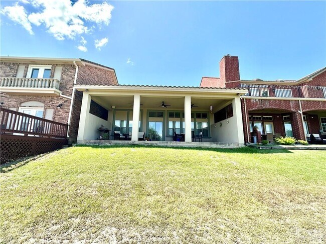 Building Photo - 203 San Saba St