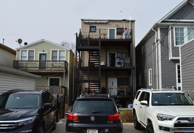 Building Photo - 4145 N Oakley Ave