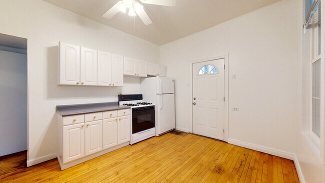 Building Photo - 702 W Schubert Ave