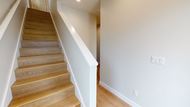 Building Photo - Move-in Special $500 Off*
