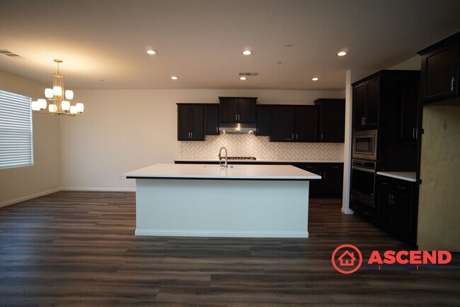 Building Photo - Beautiful 4-Bedroom Located In Highgate Co...