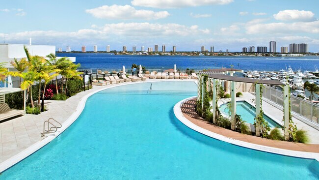 Building Photo - 220 Lake Shore Dr