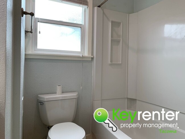 Building Photo - Centrally located Cozy Rambler in Tacoma!