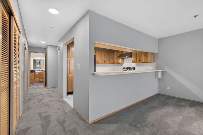 Building Photo - Enormous Waterfront Alki Condo w/ Stunning Views