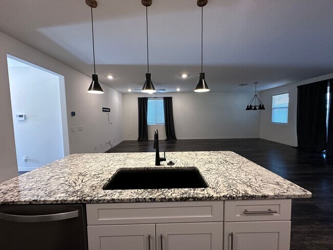 Building Photo - 3 BEDROOM HOME IN DESERT OASIS IN SURPRISE