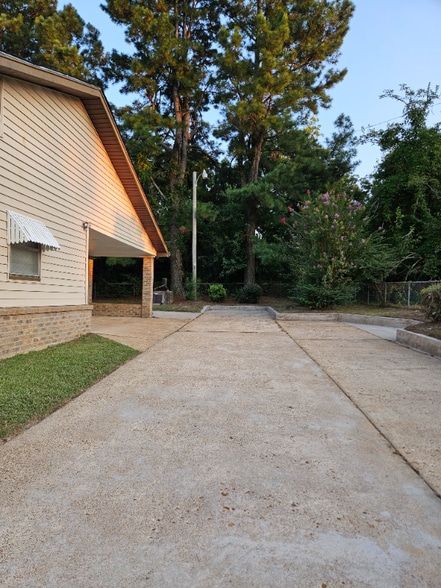 Building Photo - 978 Van Zandt St