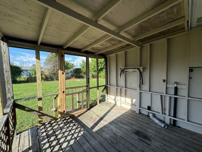 Building Photo - Charming 3-Bedroom 1-Bathroom Duplex Utilities Included!