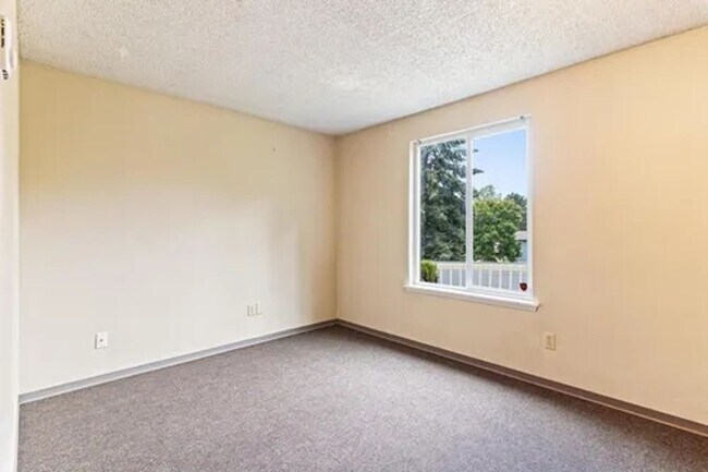 Building Photo - 4 Plex near University Place, #B (PRICE REDUCED)