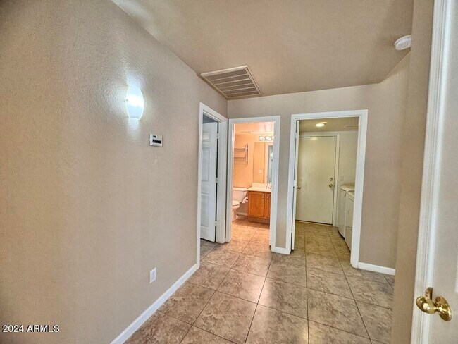 Building Photo - 1873 W Falcon Dr