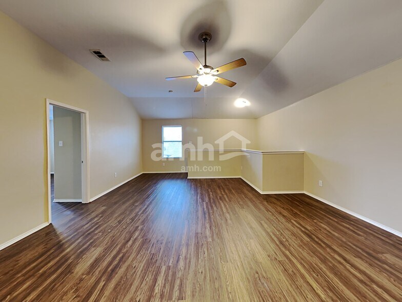 Building Photo - 1100 Oakbrook St