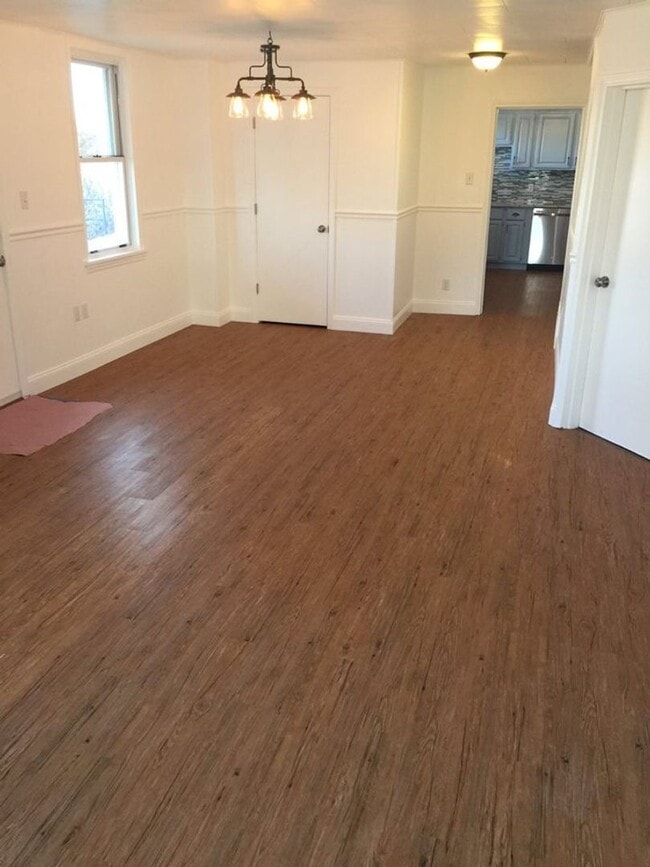 Building Photo - Beautiful South Side Renovation -- Conveni...