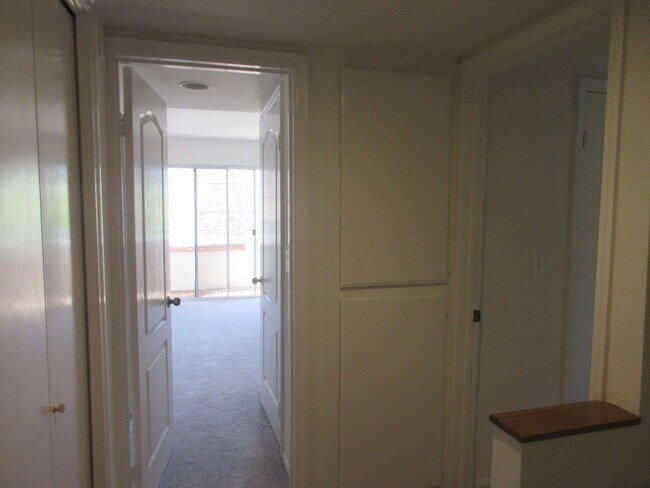 Building Photo - Beautiful Condo in the heart of Studio City