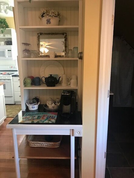 Building Photo - 301 W Yarmouth Rd