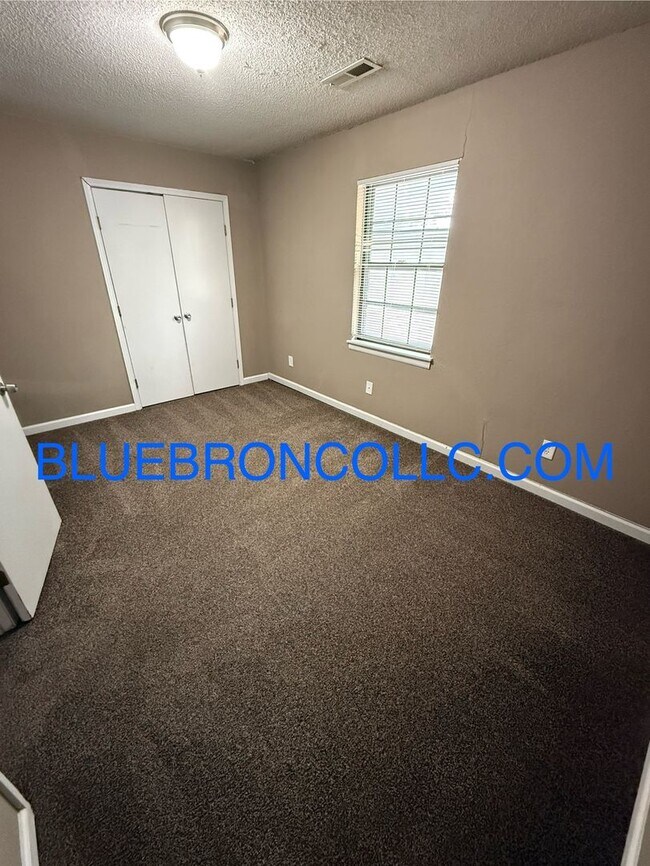 Building Photo - 2 bedroom 1.5 bath with attached garage, G...