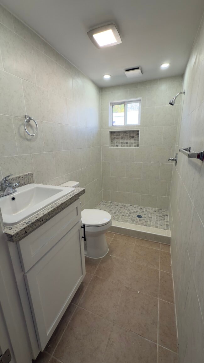 Building Photo - 712 Independence Dr