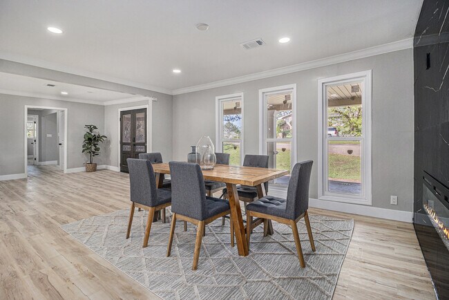 Building Photo - 2806 Chaucer Dr SW