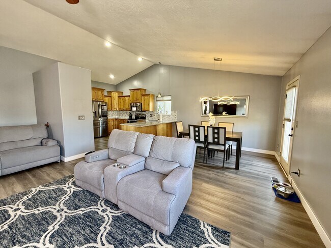 Building Photo - 8633 Chase Cir