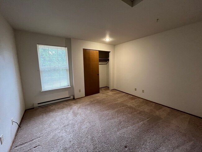 Building Photo - Great Two Bedroom in Roosevelt Neighborhood