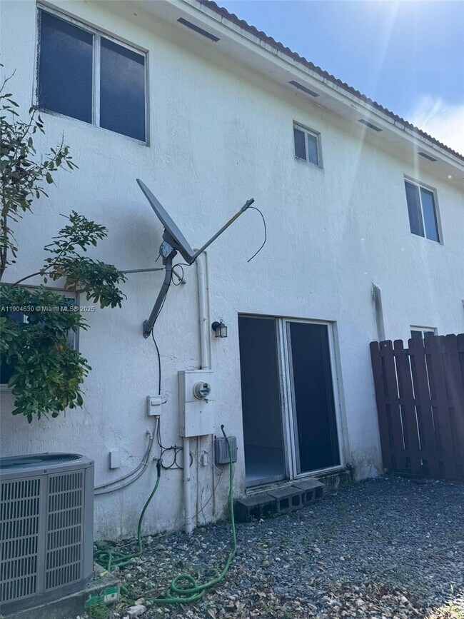 Building Photo - 618 SW 2nd Pl