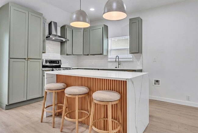 Building Photo - 601 Pearson Ave