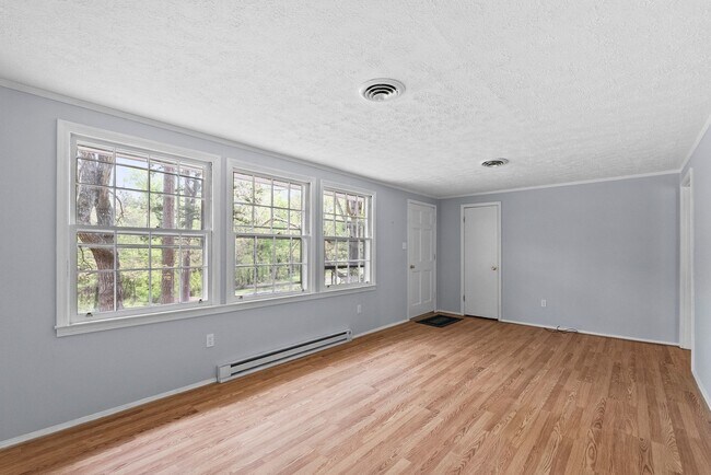 Building Photo - Updated 3-Bedroom Home on Quiet Street in Charlotte Court House!