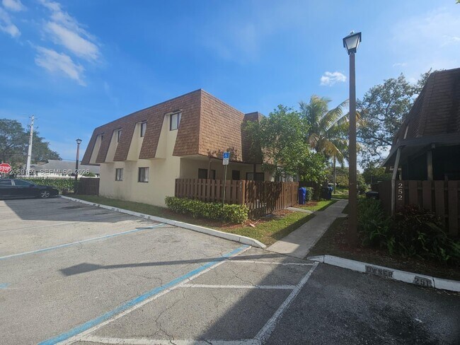 Building Photo - 253 San Remo Blvd