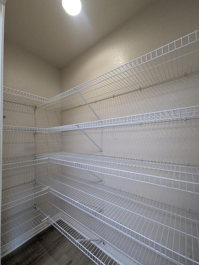 Building Photo - Spacious Updated 1x1  806 square feet! Top...