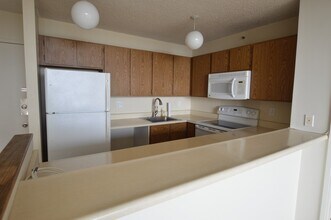 Building Photo - Pearl Regency Condo - 1 bedroom, 1 bath, 1 parking Avail 11/1/2021