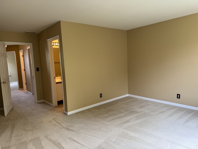Building Photo - 1457 Walnut Hill Ave