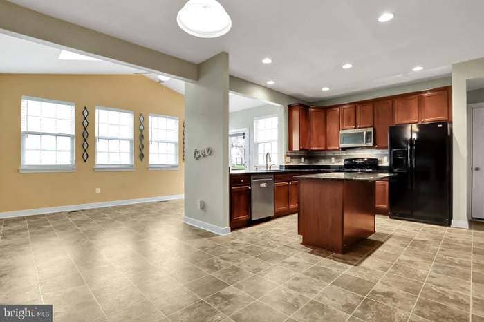 Building Photo - 515 Waterdale Dr