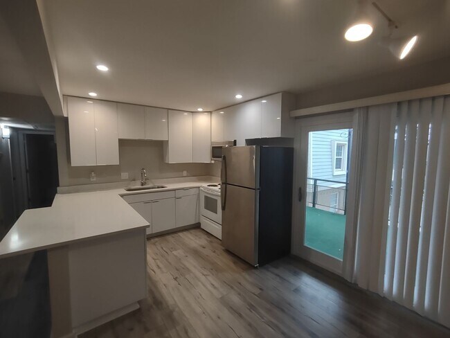 Building Photo - Pristine move-in ready condo located in Di...