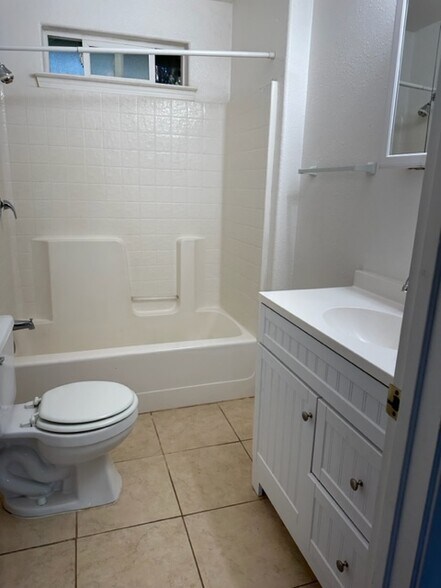 Guest hall bath-tub over shower - 11683 View Dr