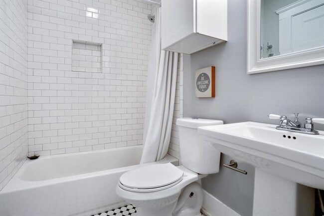 Building Photo - 87 Chester Ave SE