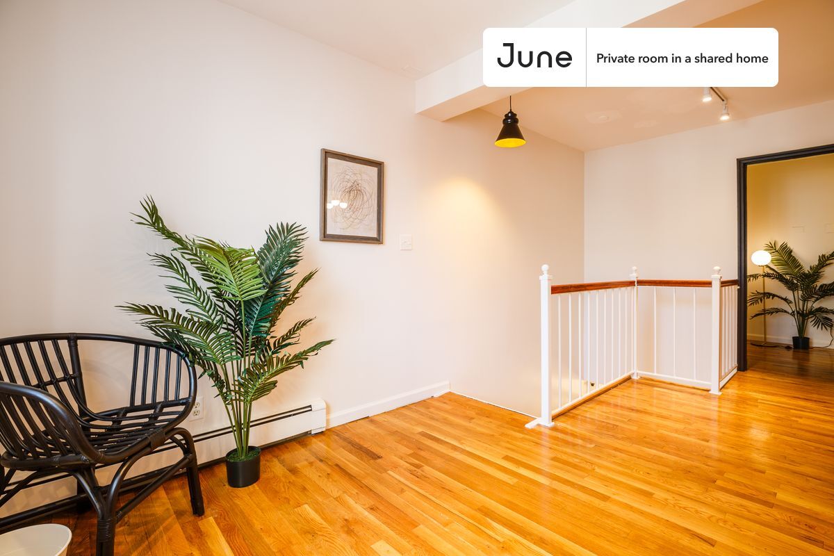 Building Photo - Private bedroom in 5 bed/2 bath Home