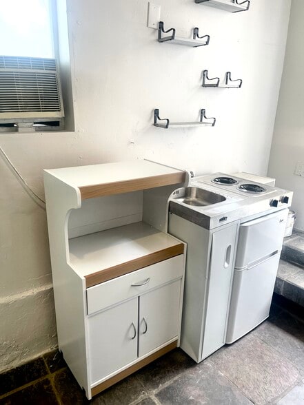 Building Photo - 2366 Nichols Canyon Rd