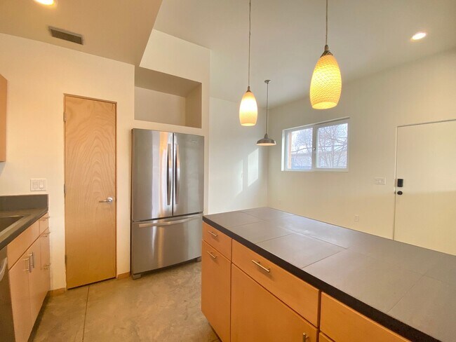 Building Photo - 1 MO. FREE RENT! Contemporary Retreat on Dunlap St.