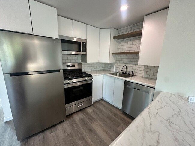 Building Photo - Chic, Sunlit & Move-In Ready – $500 off 1s...