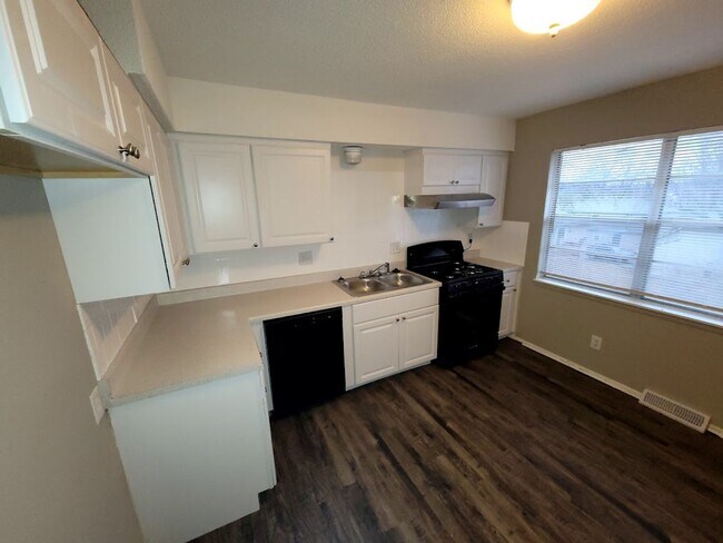 Building Photo - 5036-5038 N Topping Duplex