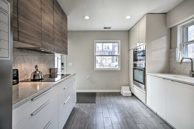 Building Photo - 696 Crescent Blvd