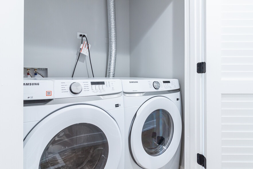 Building Photo - 2641 W Carmen Ave