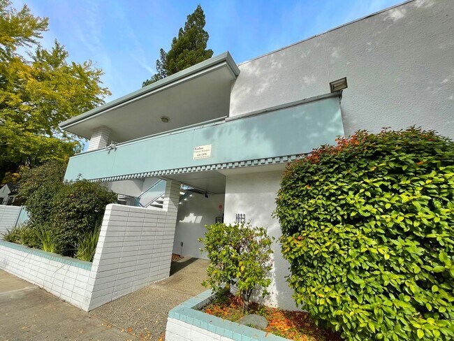 Building Photo - 1823 H Street