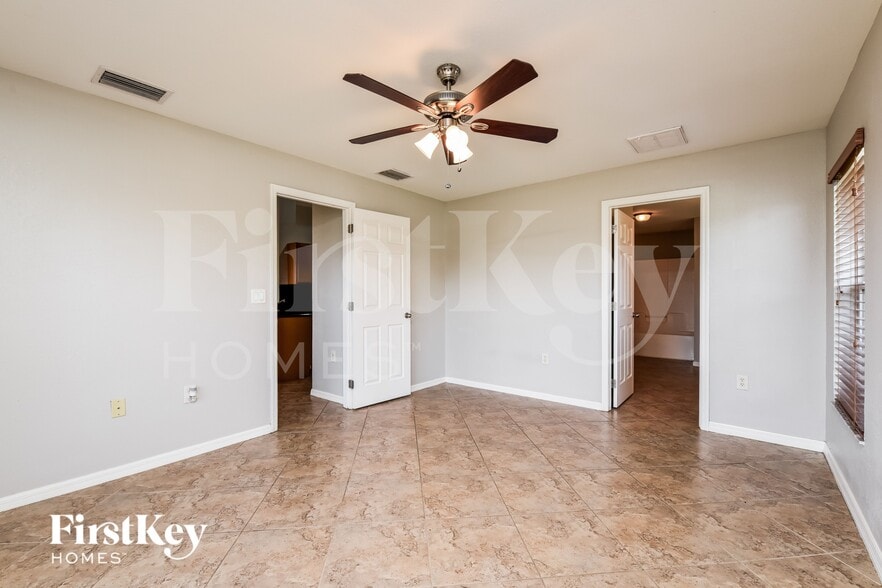 Building Photo - 1003 NW 8th Pl