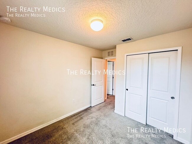 Building Photo - 1375 Painted Bunting Ave