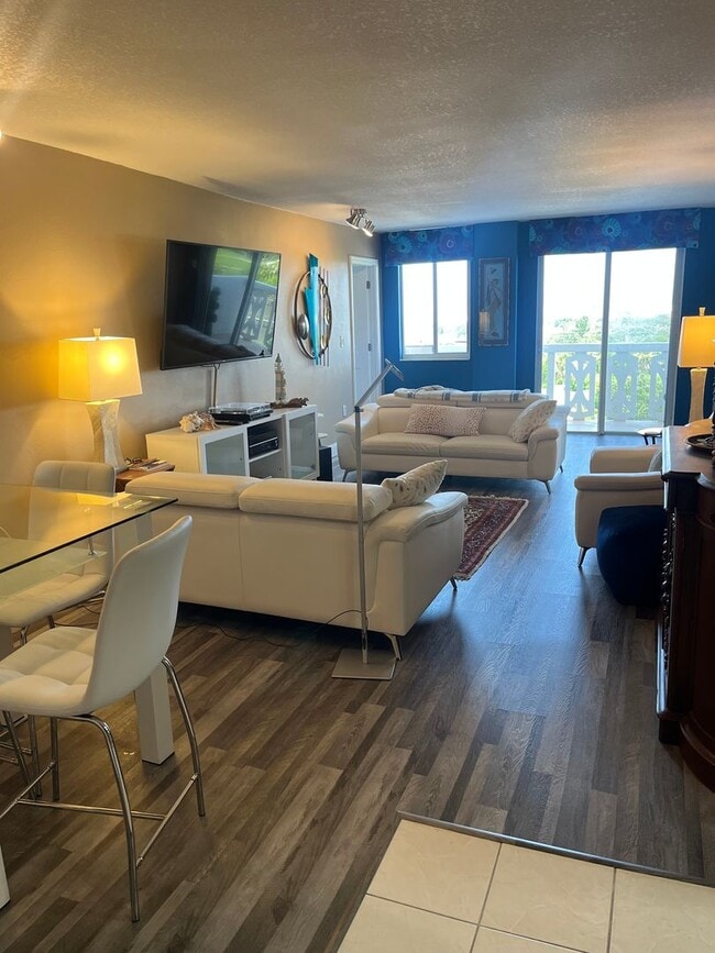 Building Photo - Stunning 2 bed 2 bath condo with terrific ...