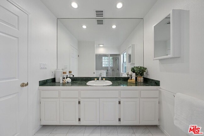 Building Photo - 11543 Sunshine Terrace