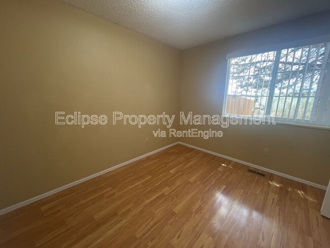 Building Photo - 626 Meadowood St