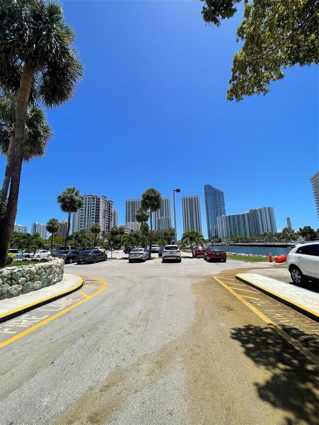 Building Photo - 400 Kings Point Dr