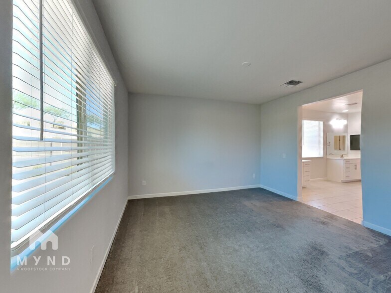 Building Photo - 720 E Silver Canyon Pl