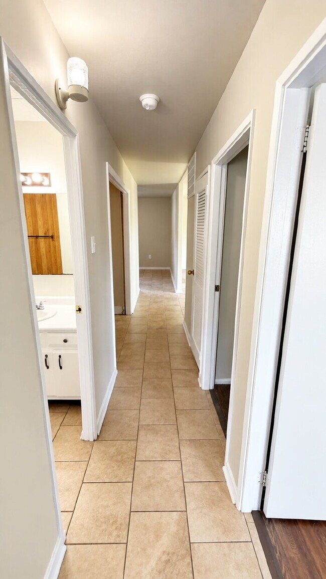Building Photo - WEST - EAGLEDALE 3 BEDROOM RANCH AVAILABLE NOW!