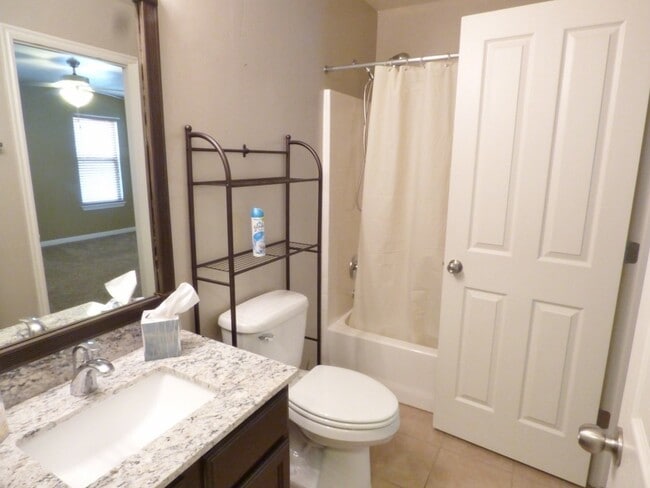 Building Photo - 3 Bd 3.5 Bath Model Like Townhome in Riverton